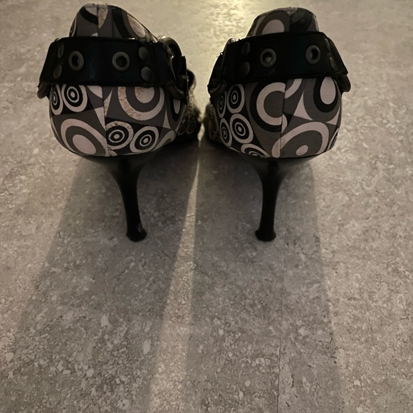 Black and white heels! - Picture 3 of 3